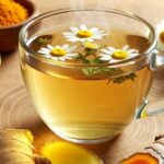 Té de jengibre con limón, cúrcuma y manzanilla para aliviar la inflamación abdominal