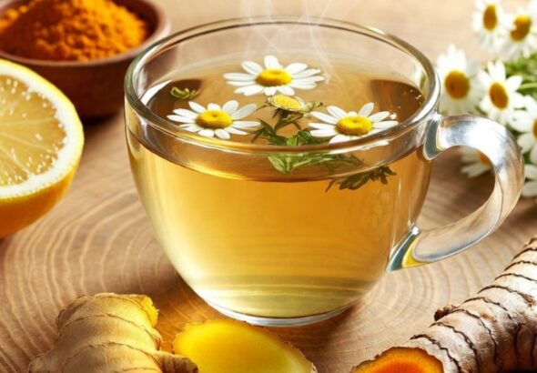 Té de jengibre con limón, cúrcuma y manzanilla para aliviar la inflamación abdominal